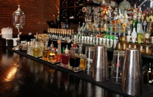 Guide to Bourbon (Huge & Sinfully Fascinating) Guide to Bourbon - A Massive Bar-shelf
